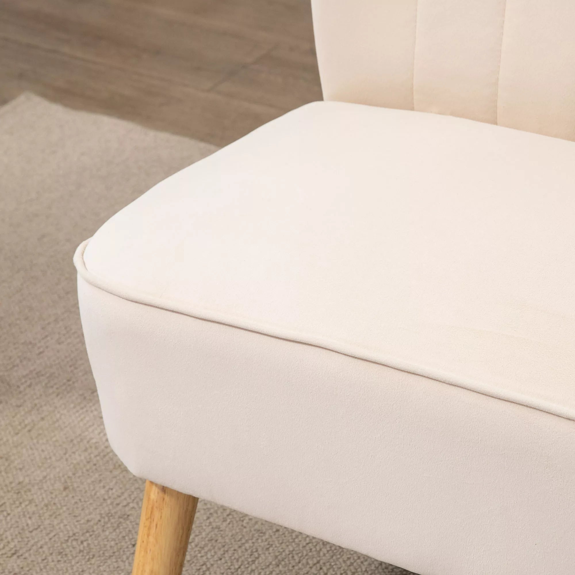 Sofa retro dizaino, 2 vietų sofa, medinės kojelės, 117 cm x 56,5 cm x 77 cm, kreminės baltos spalvos