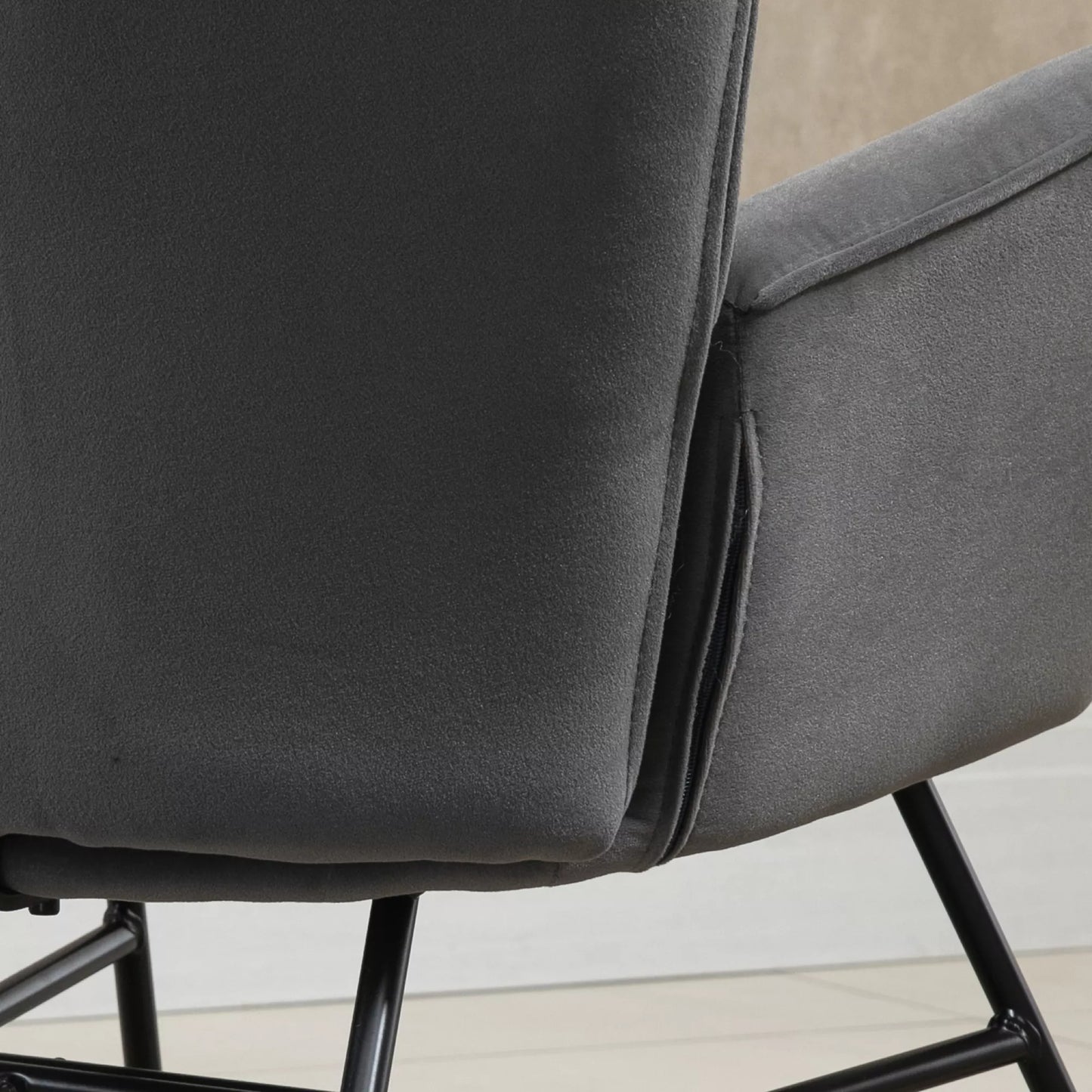 Supamasis krėslas su dygsniavimu, medinės atramos, aksomo išvaizda, iki 150 kg, tamsiai pilkas