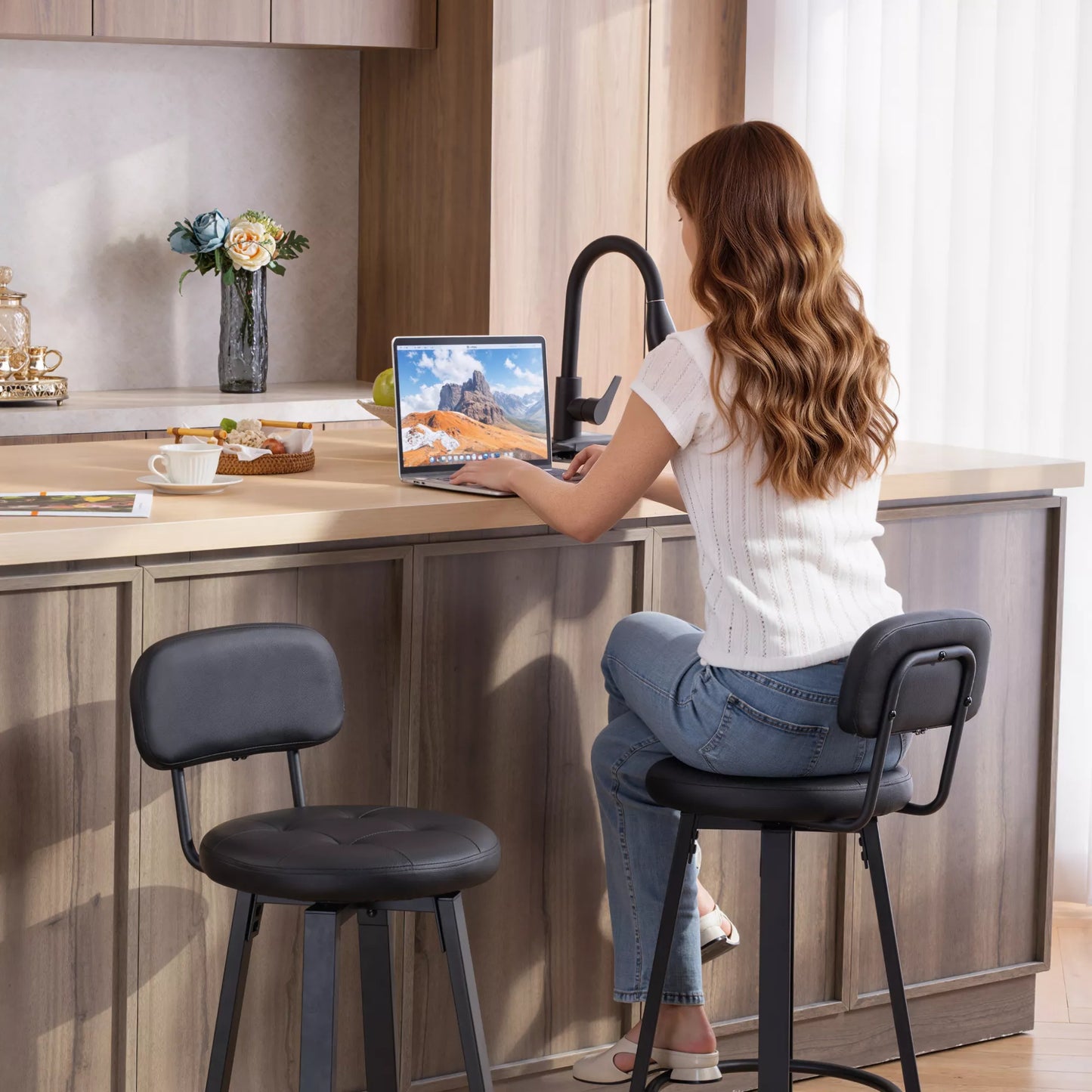 Baro kėdžių komplektas 2 vnt. su dirbtinės odos apmušalu, paminkštinta sėdyne, atlošu ir kojų atrama, juodas