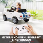 Mergaitė vairuoja baltą elektrinį automobilį Ford Shelby GT 350 laukuose