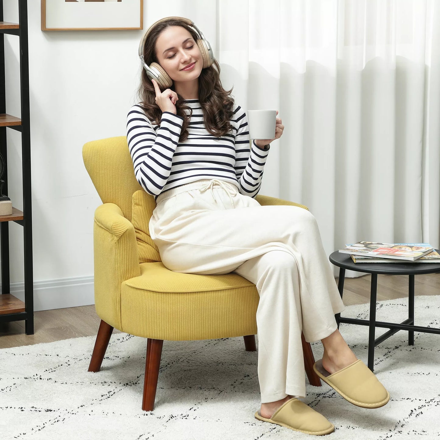 Modernus fotelis, minkštas akcentinis krėslas su juosmens pagalvėle, guminio medžio kojelėmis, geltonas