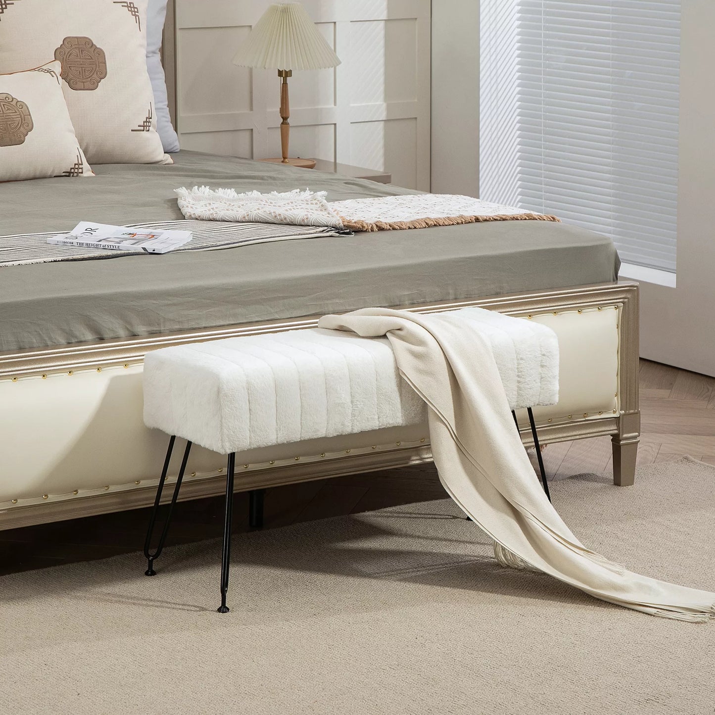 Sėdimoji vieta, dygsniuota sėdynė, dirbtinio kailio apmušalas, metalinės kojos, iki 120 kg, 82x30x47 cm, kreminės baltos/juodos