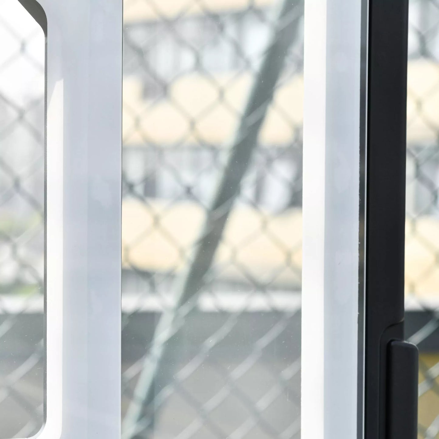 Mobilus krepšinio stovas su ratukais, 83x55cm lenta, reguliuojamas lanko aukštis nuo 156 iki 210 cm, krepšinio sistema jaunimui, skirta lauko sąlygoms.