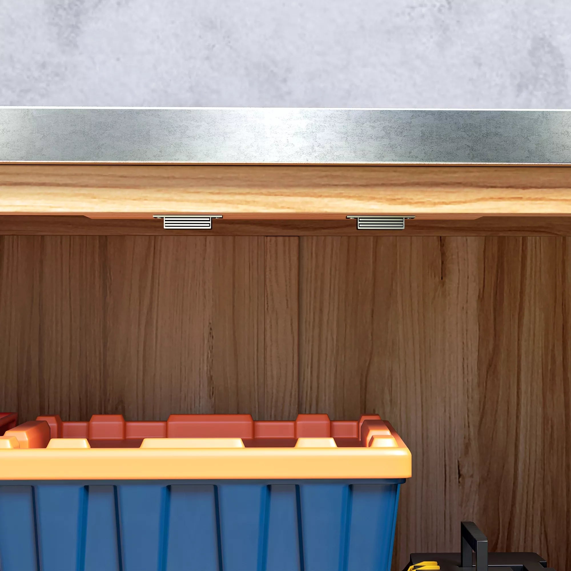 Sodo spintelė su vidine lentyna ir darbastaliu, pagaminta iš eglės medžio ir cinkuoto plieno, 79x43x92 cm, medžio spalva