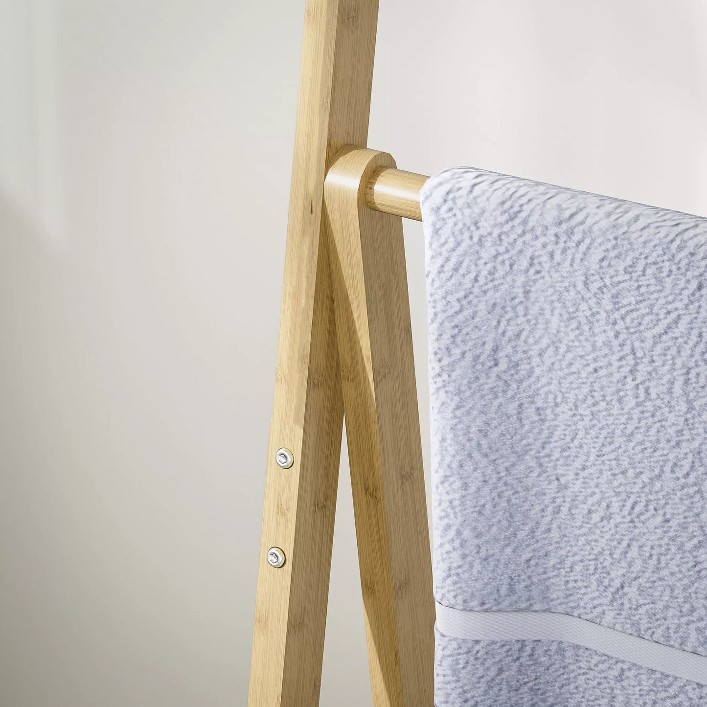 3 pakopų vonios lentyna, 3 rankšluosčių laikikliai, bambuko rėmas, A formos, su grotelėmis