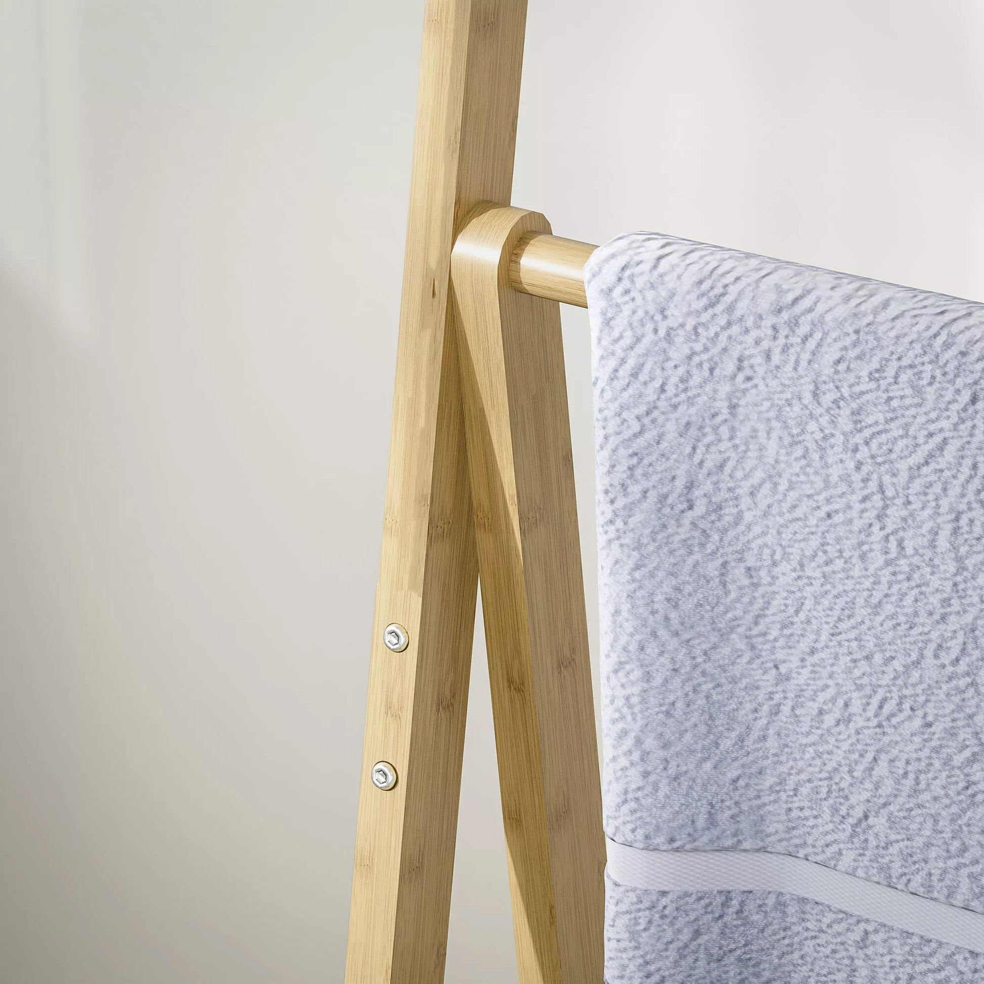 3 pakopų vonios lentyna, 3 rankšluosčių laikikliai, bambuko rėmas, A formos, su grotelėmis