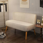 Kreminė balta dvivietė sofa kambaryje