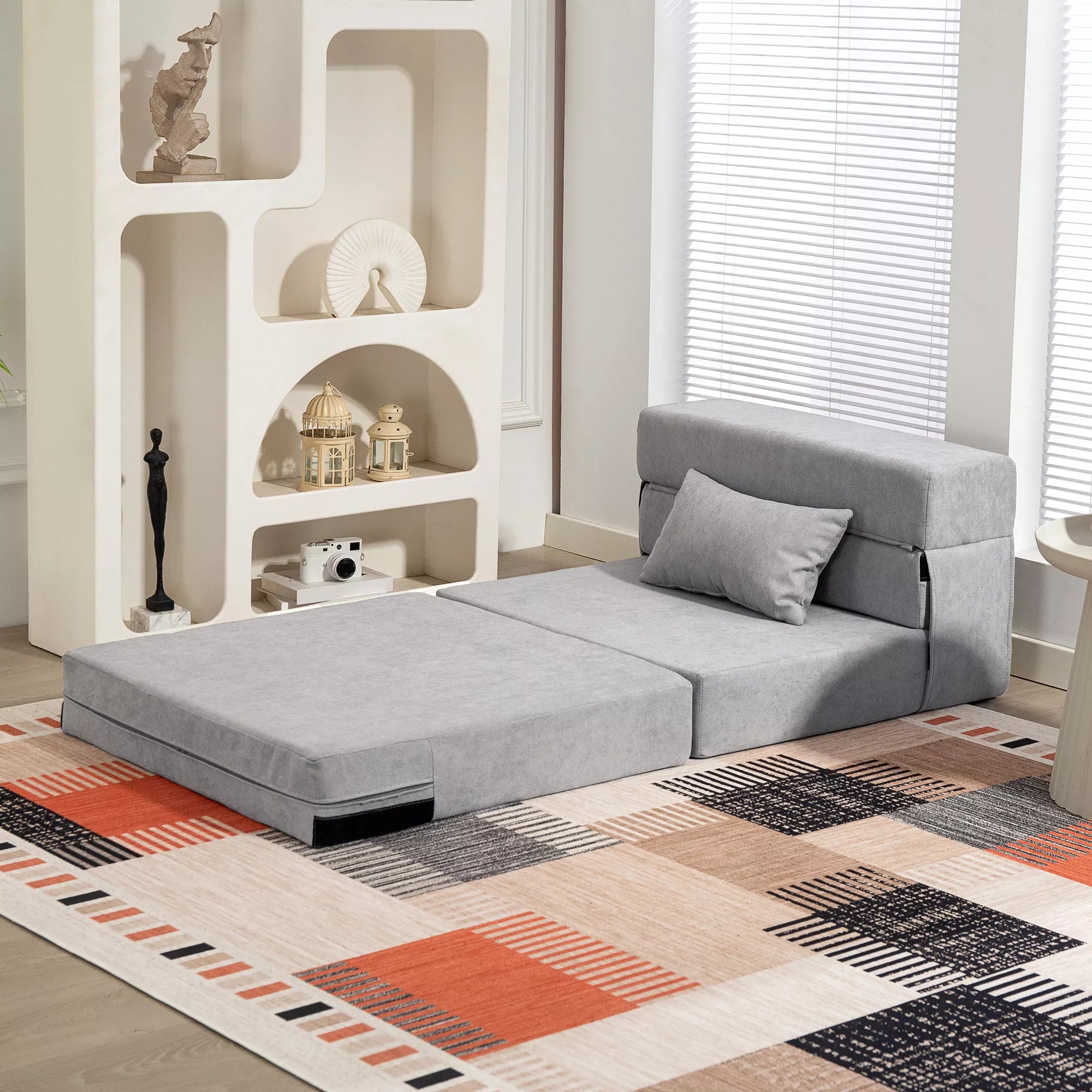 Grindų sofa, minkšta sofa, transformuojama į čiužinį, putplastis, pagalvėlės, šviesiai pilka