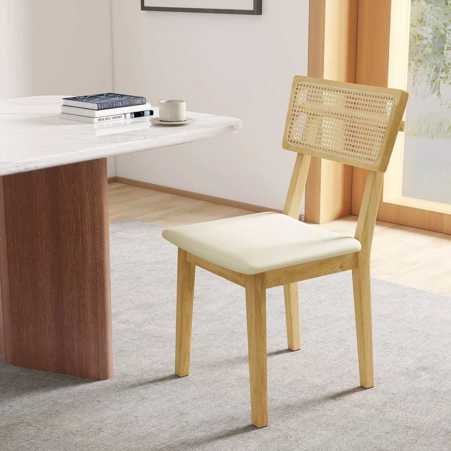 Valgomojo kėdė, rotango atlošas, dirbtinės odos sėdynė, guminmedžio mediena, natūralaus medžio