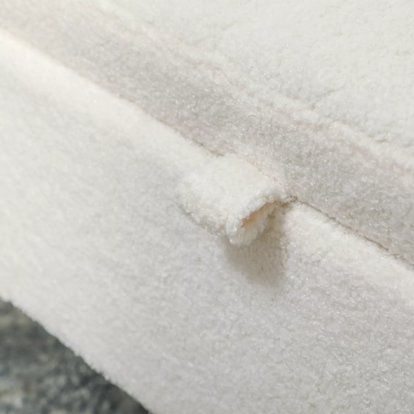 Balta suolynė su daiktadėže, dangčiu ir metalinėmis kojelėmis svetainei, miegamajam, koridoriui.