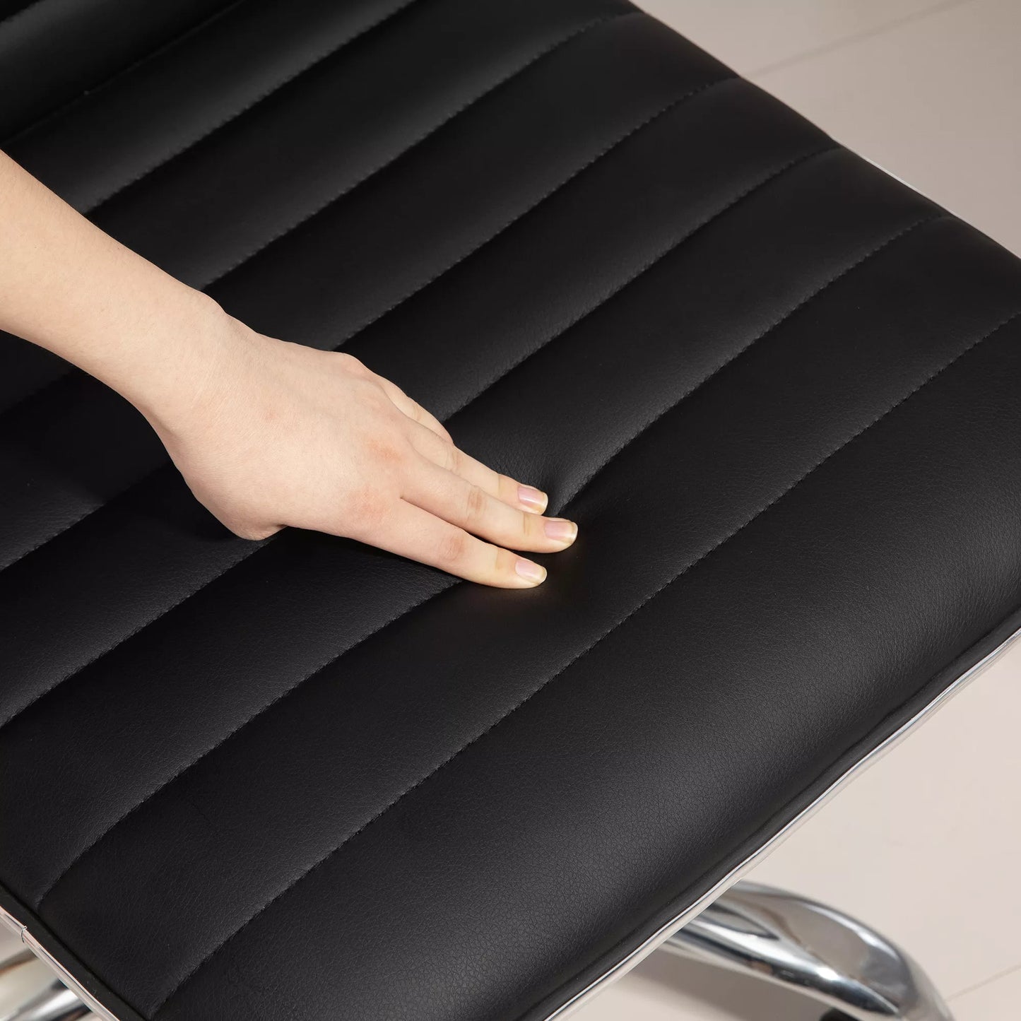 Aukščio reguliuojama salono kėdė su atlošu, pasukama kėdė, metalas, dirbtinė oda, 48 x 52 x 78-90 cm, juoda