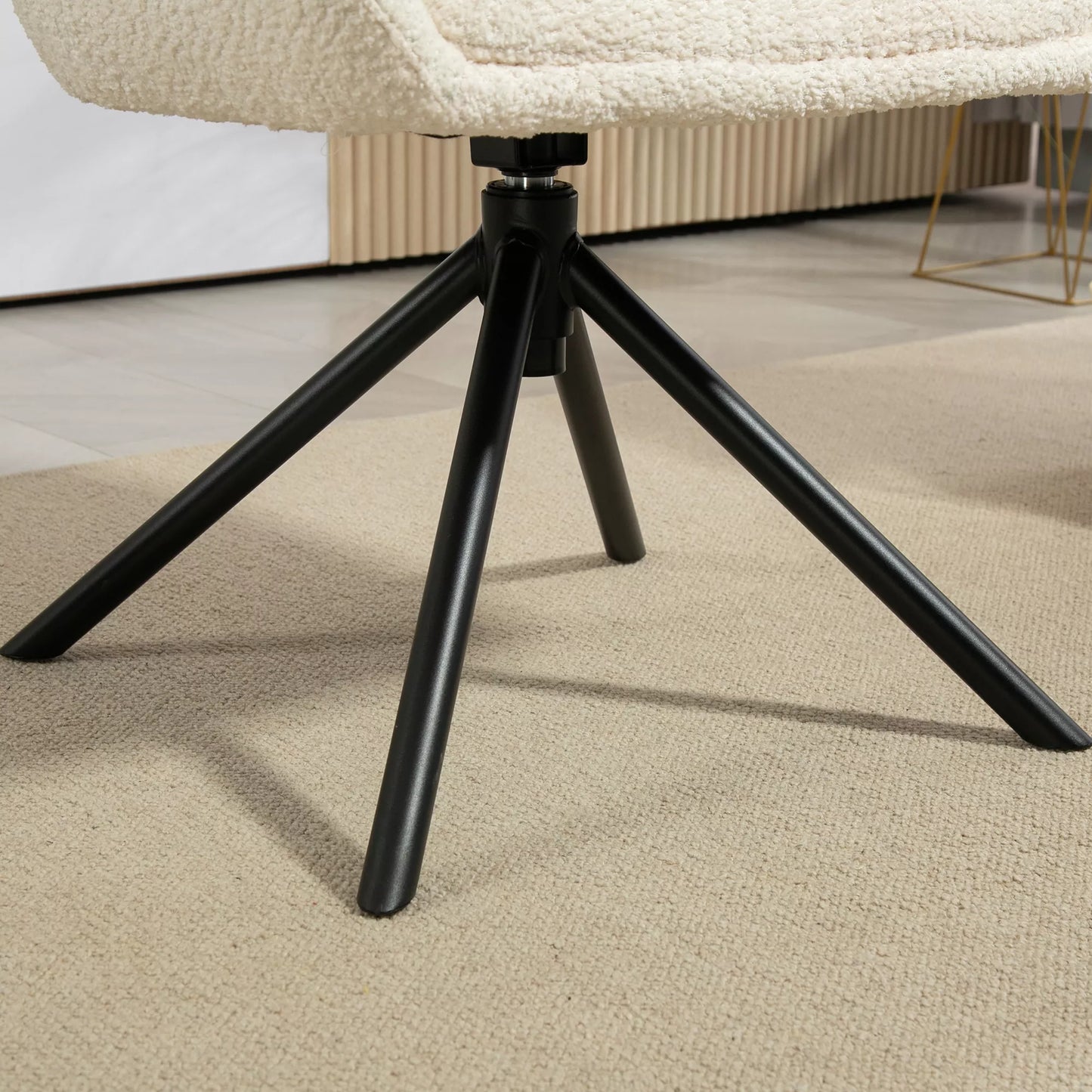 Krėslas, minkštas fotelis su patogia sėdyne, pasukamas, su jaukiu apmušalu, iki 120 kg, kreminės baltos spalvos