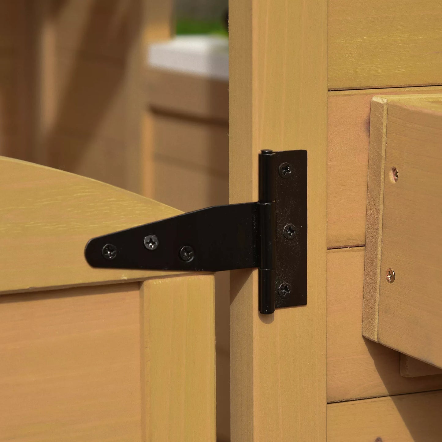 Lauko medinis vaikų žaidimų namelis su durimis, langu, gėlių dėže, suoliuku ir pašto dėžute, skirtas 3-6 metų vaikams