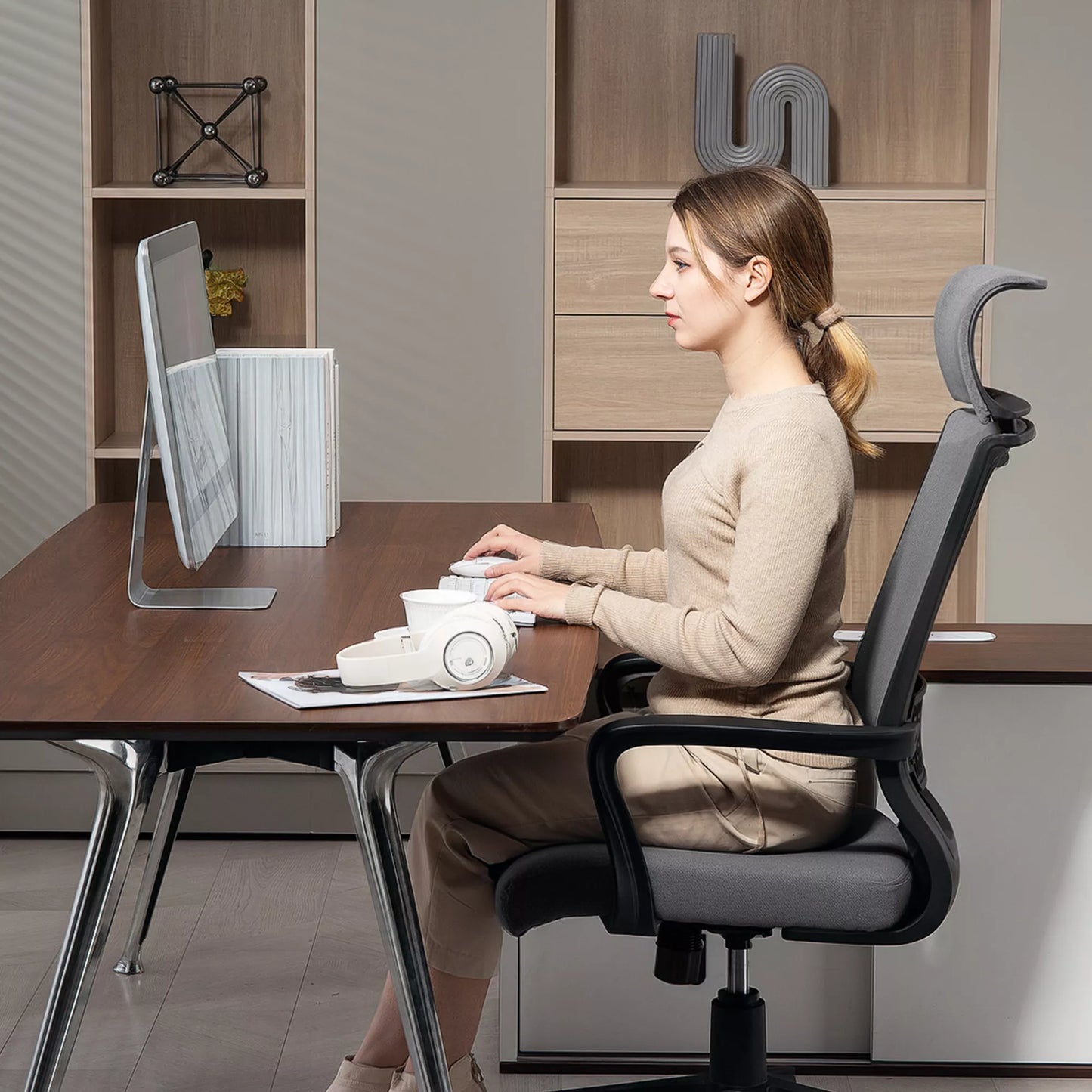 Biuro kėdė su minkšta atlošais, ratukais, porankiais, reguliuojamo aukščio darbo kėdė, sintetinė vilna, pilkos spalvos