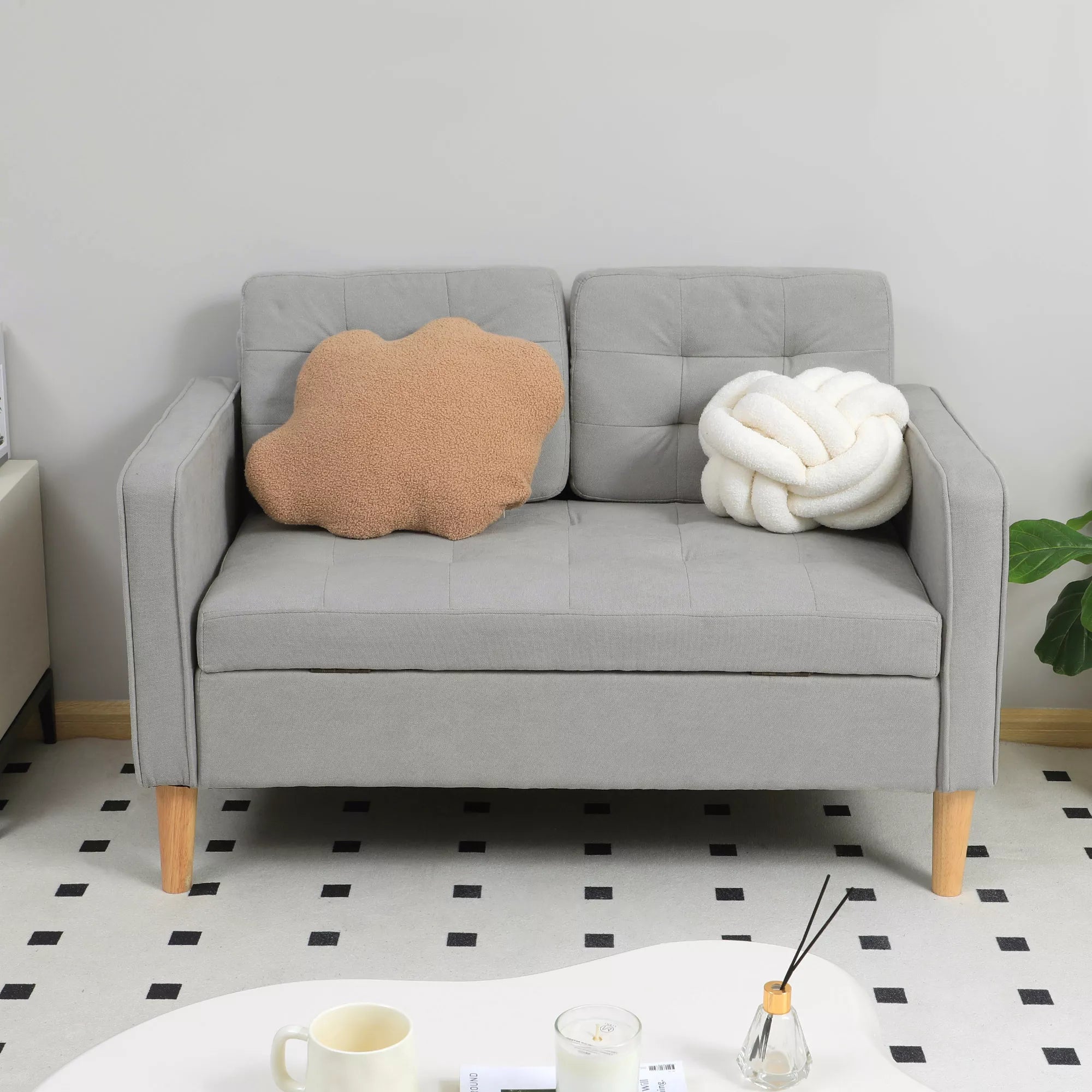 Dvivietė sofa su daiktų laikymo vieta, sagų siuvinėjimu, pagalvėlėmis, kaučiuko medžio mediena, 117x62x78 cm, šviesiai pilka