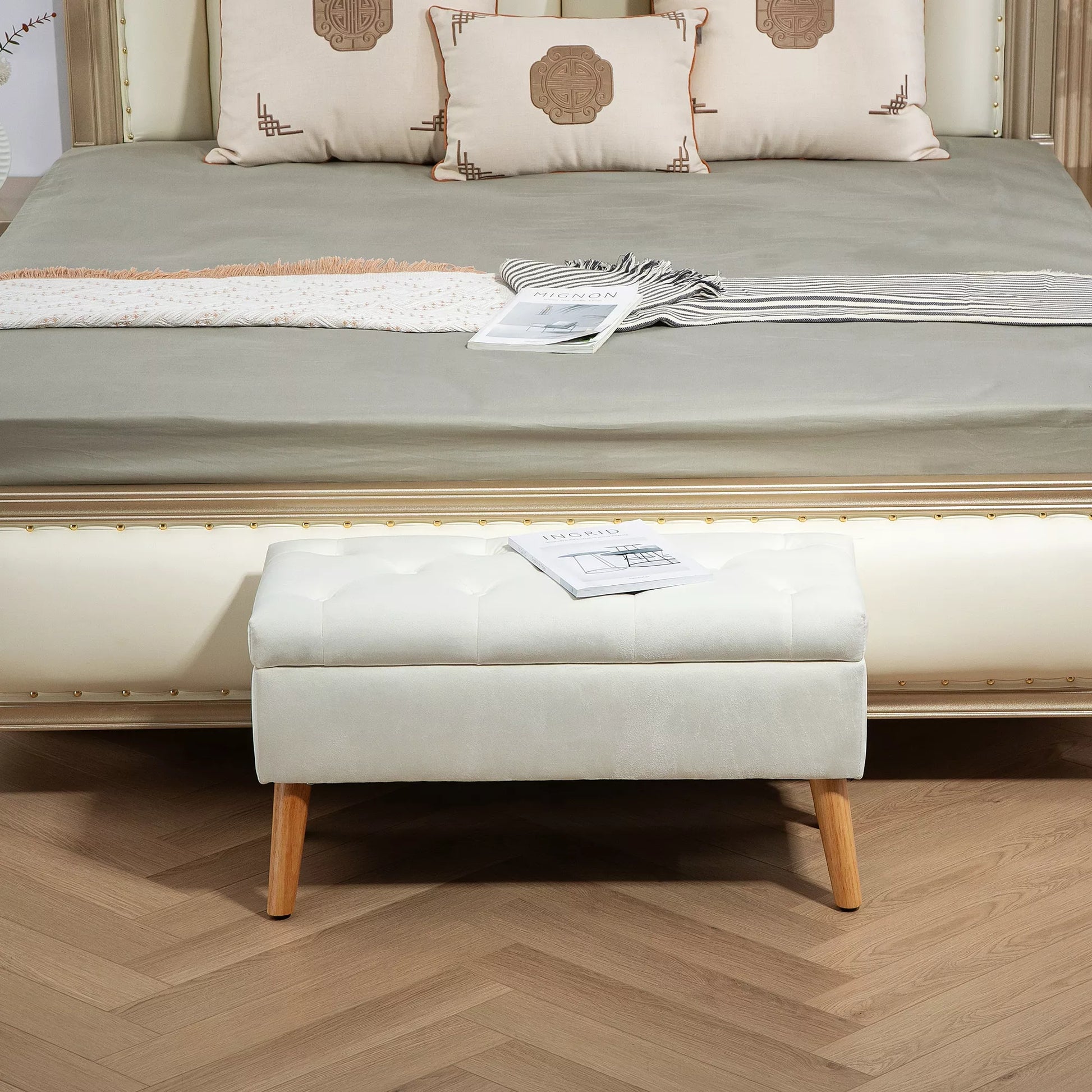 Puslys su daiktadėže, aksominio audinio apmušalas, medinės kojelės, skirta svetainei, miegamajam, koridoriui, 80 x 35 x 42 cm, balta