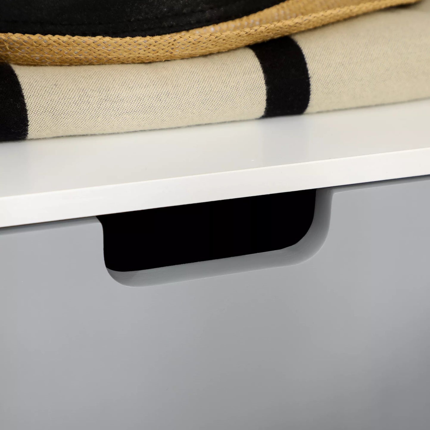 Naktinis staliukas, skandinaviško dizaino, su didele stalčiumi, vandeniui atsparus lakas, 40 x 38 x 58 cm, Balta