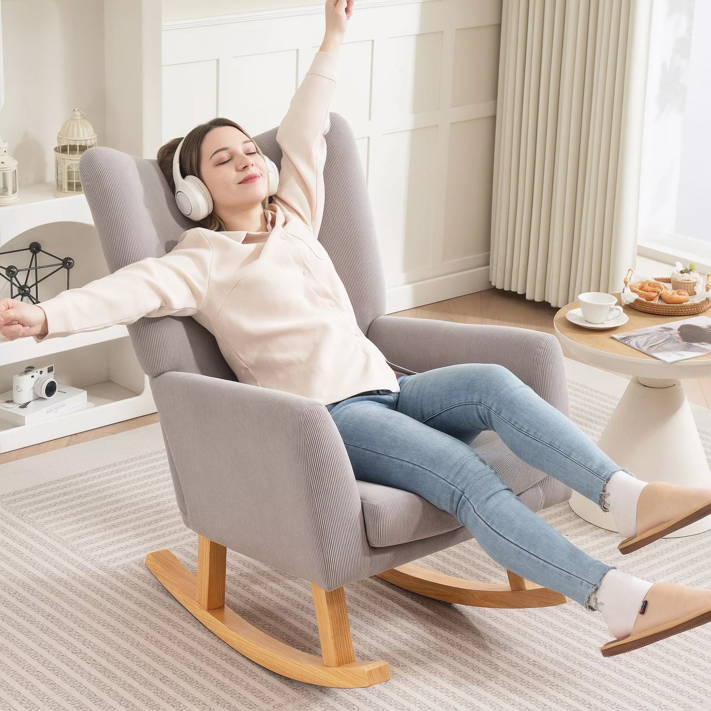 Supamas krėslas retro dizaino, veliūro apmušalas, guminmedžio mediena, putplasčio užpildas, aukštas atlošas, minkštas krėslas, šviesiai pilkos spalvos