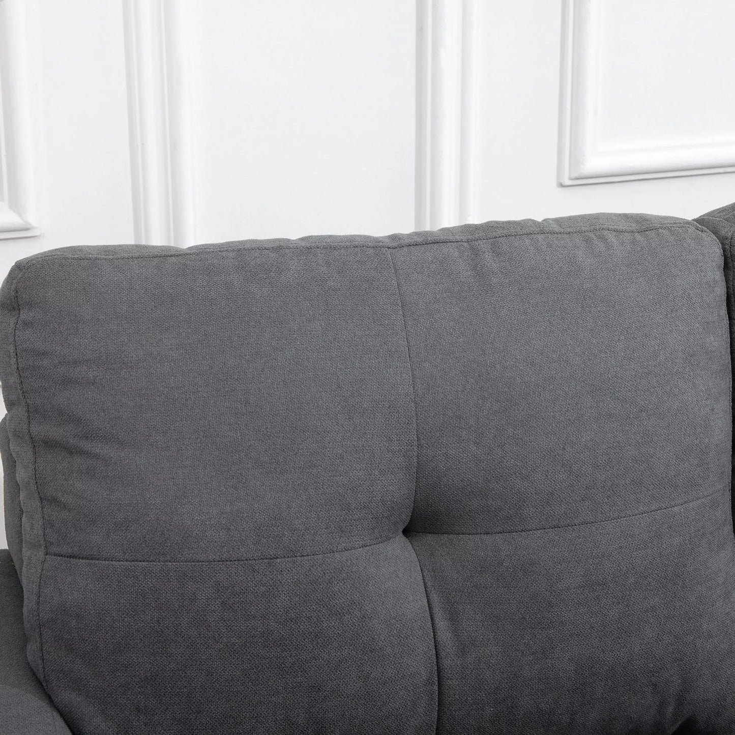 Pilka kampinė sofa skandinaviško dizaino, su dekoratyviniais sagčių dygsniais, masyvmedžio, lininės išvaizdos