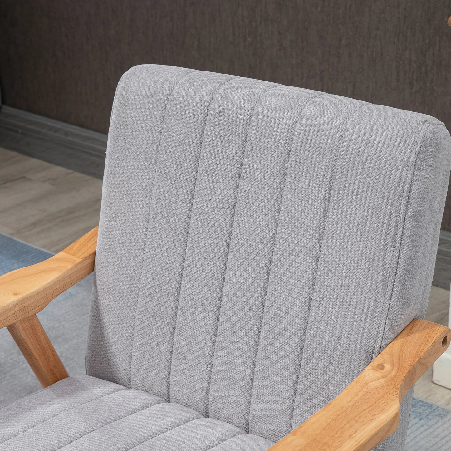 Krėslas skandinaviško dizaino, iki 120 kg, aksomo išvaizdos, medžio masyvo; 68 cm x 74 cm x 82 cm, natūralus + pilkas