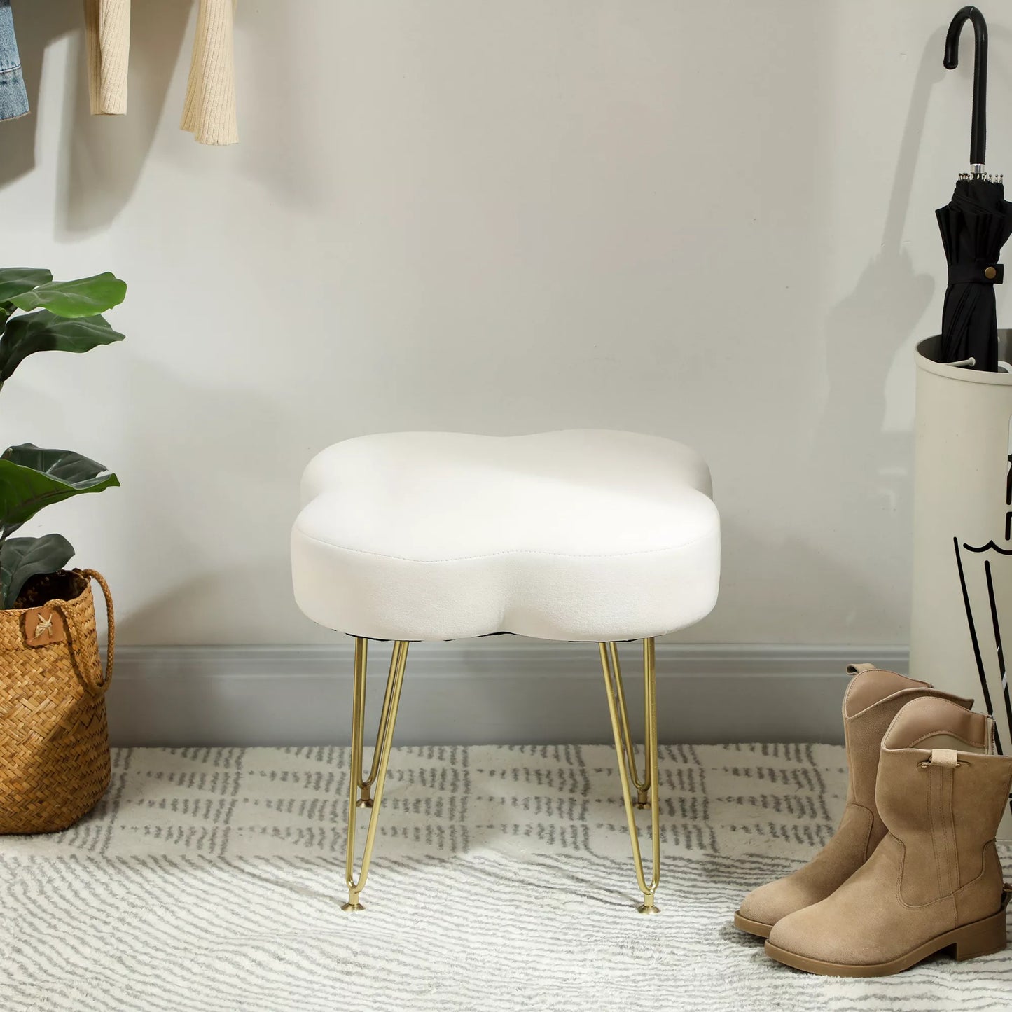 Sėdimoji taburetė, pufas dobilo formos, su audinio apmušalu, plieninėmis kojelėmis, kreminės baltos spalvos