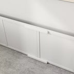 Baltos šunų veisimo dėžės sienelė iš arti