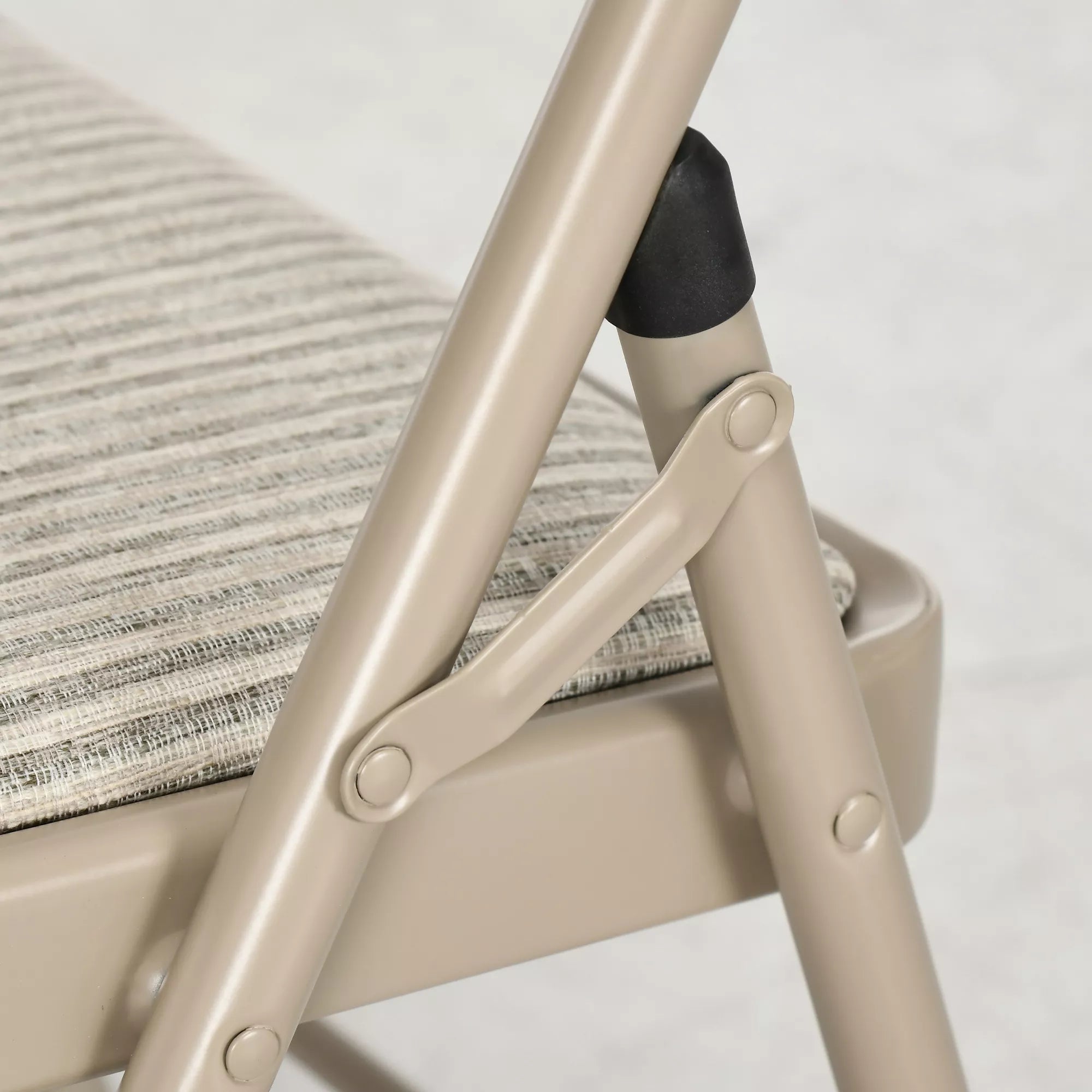 6 vnt. sulankstomų kėdžių rinkinys, nešiojamos biuro kėdės, plieninės kojos, sulankstoma kėdė biurui, registratūrai, laukiamajai, lino išvaizda, smėlio spalvos