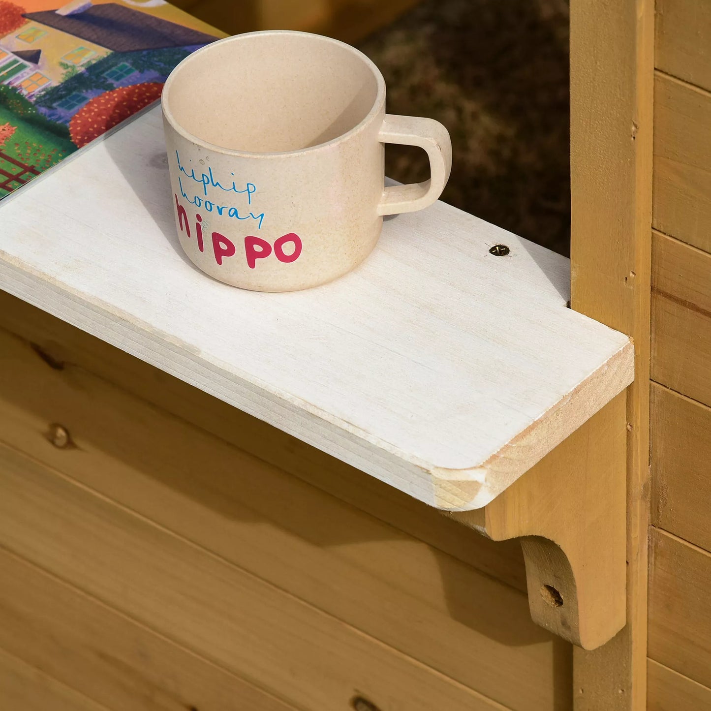 Lauko medinis vaikų žaidimų namelis su durimis, langu, gėlių dėže, suoliuku ir pašto dėžute, skirtas 3-6 metų vaikams