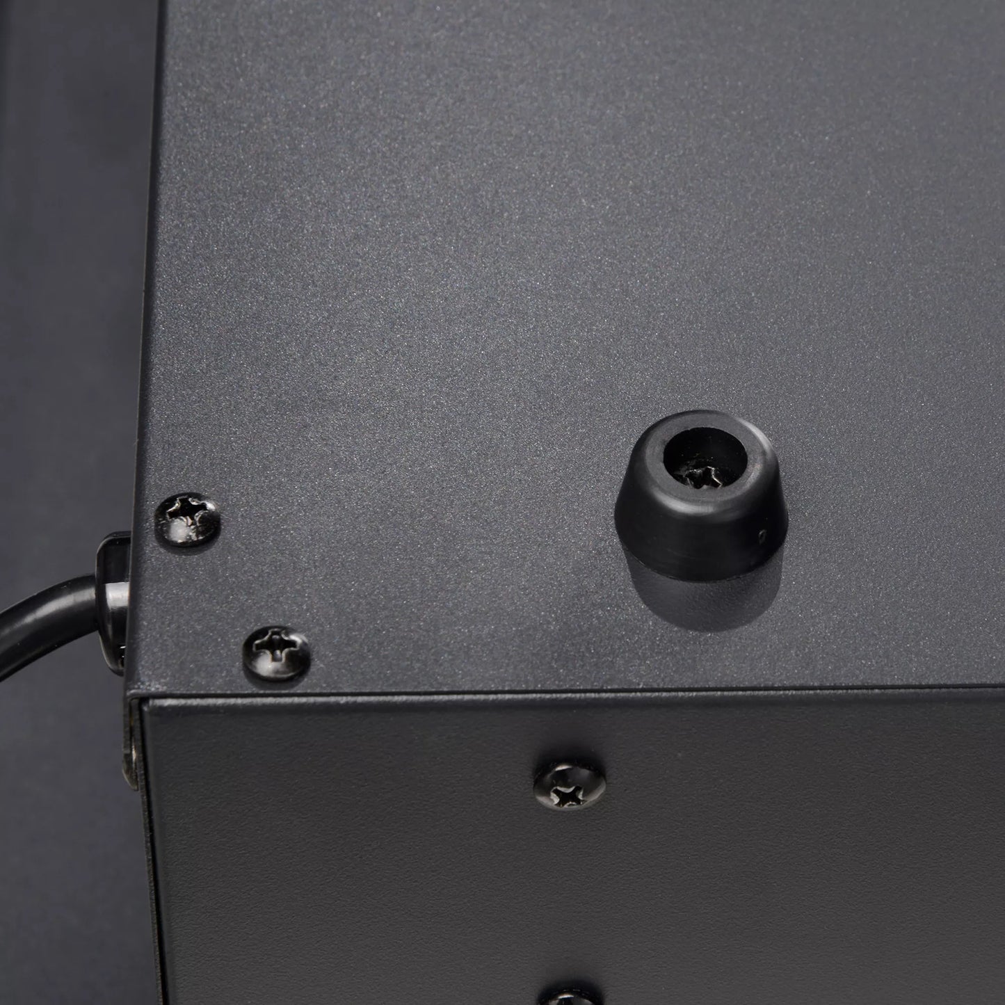 Elektrinis židinys su sieniniu laikikliu ir nuotolinio valdymo pulteliu, dirbtinės malkos ir kristalai, 1800W galia, juodos spalvos.