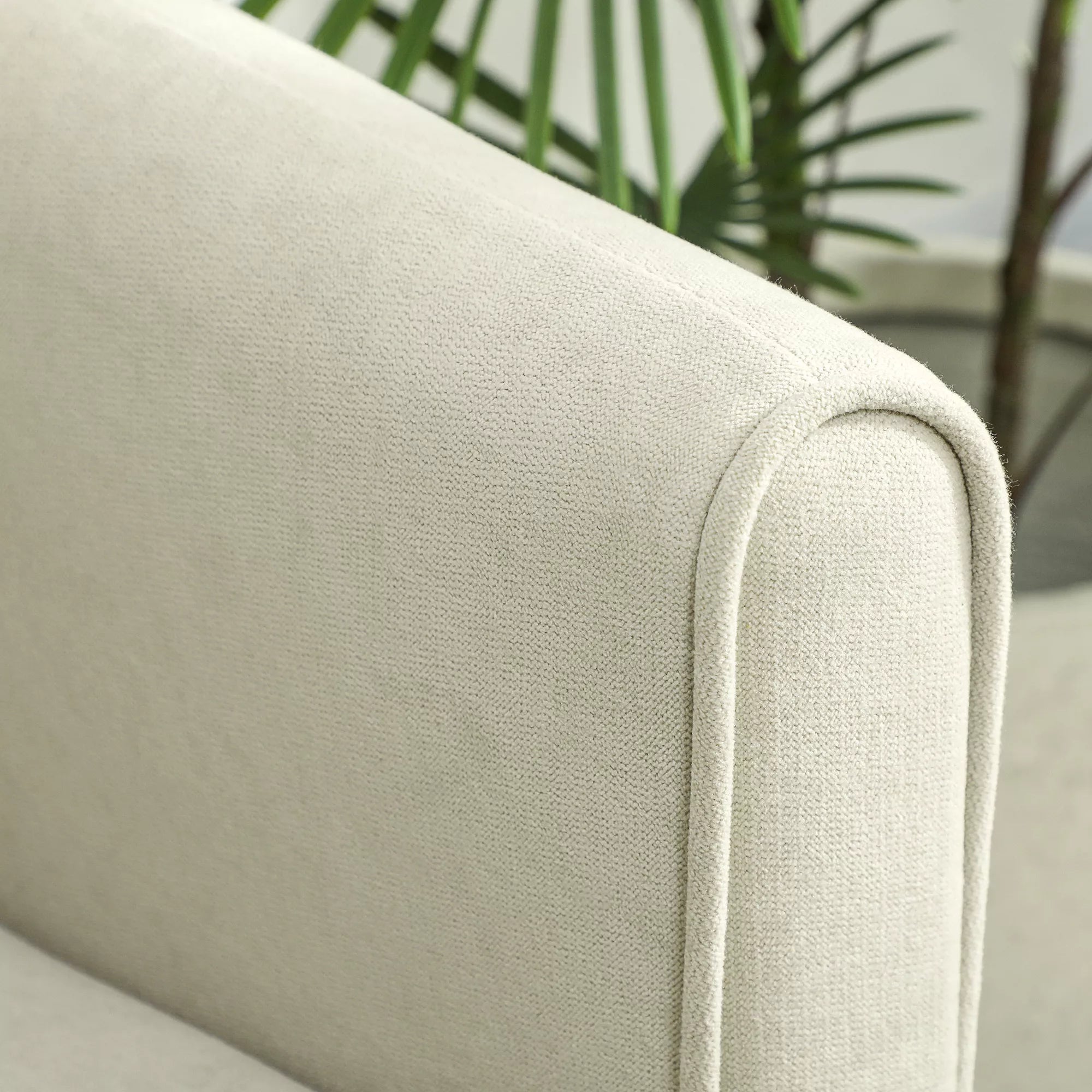 Dvivietė sofa su metalinėmis kojelėmis, kreminė balta