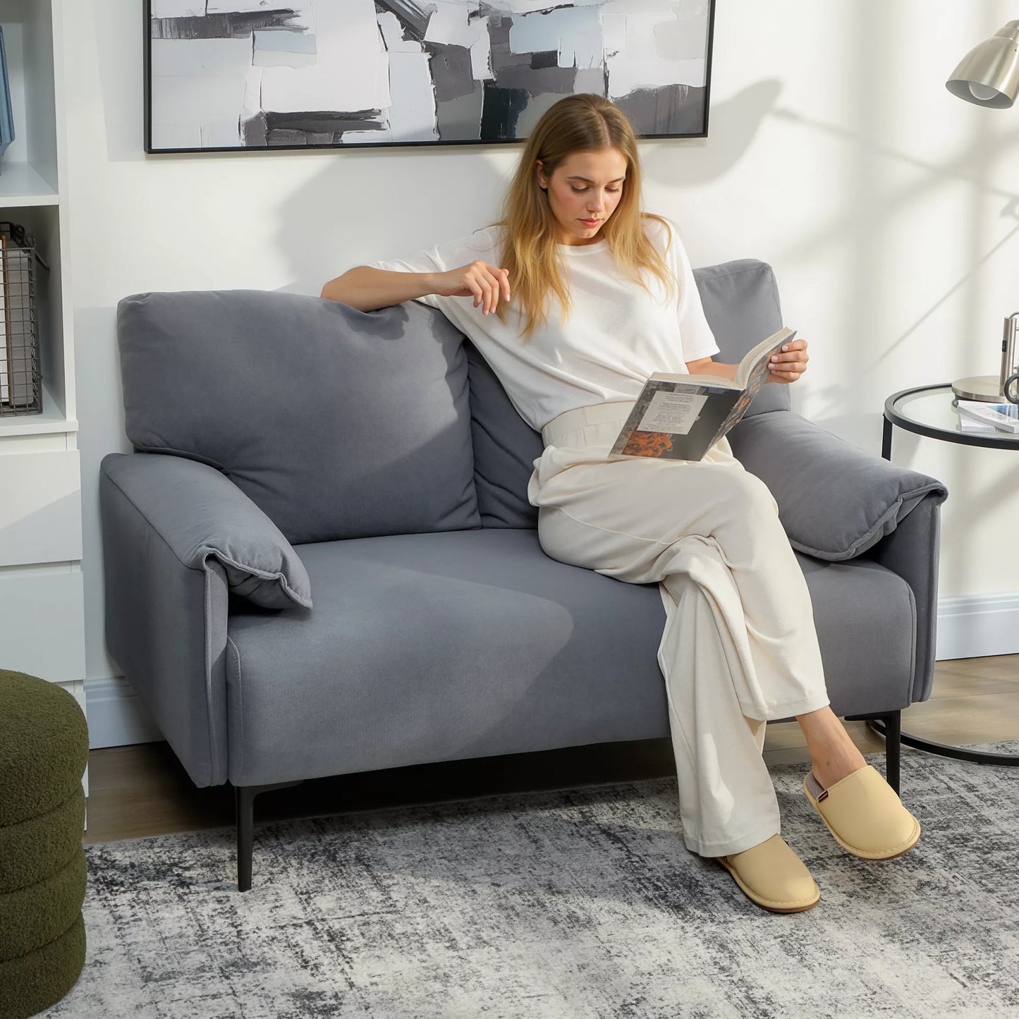 2 vietų sofa, storomis pagalvėlėmis, aksominiu apmušalu, minkštas baldas, juoda