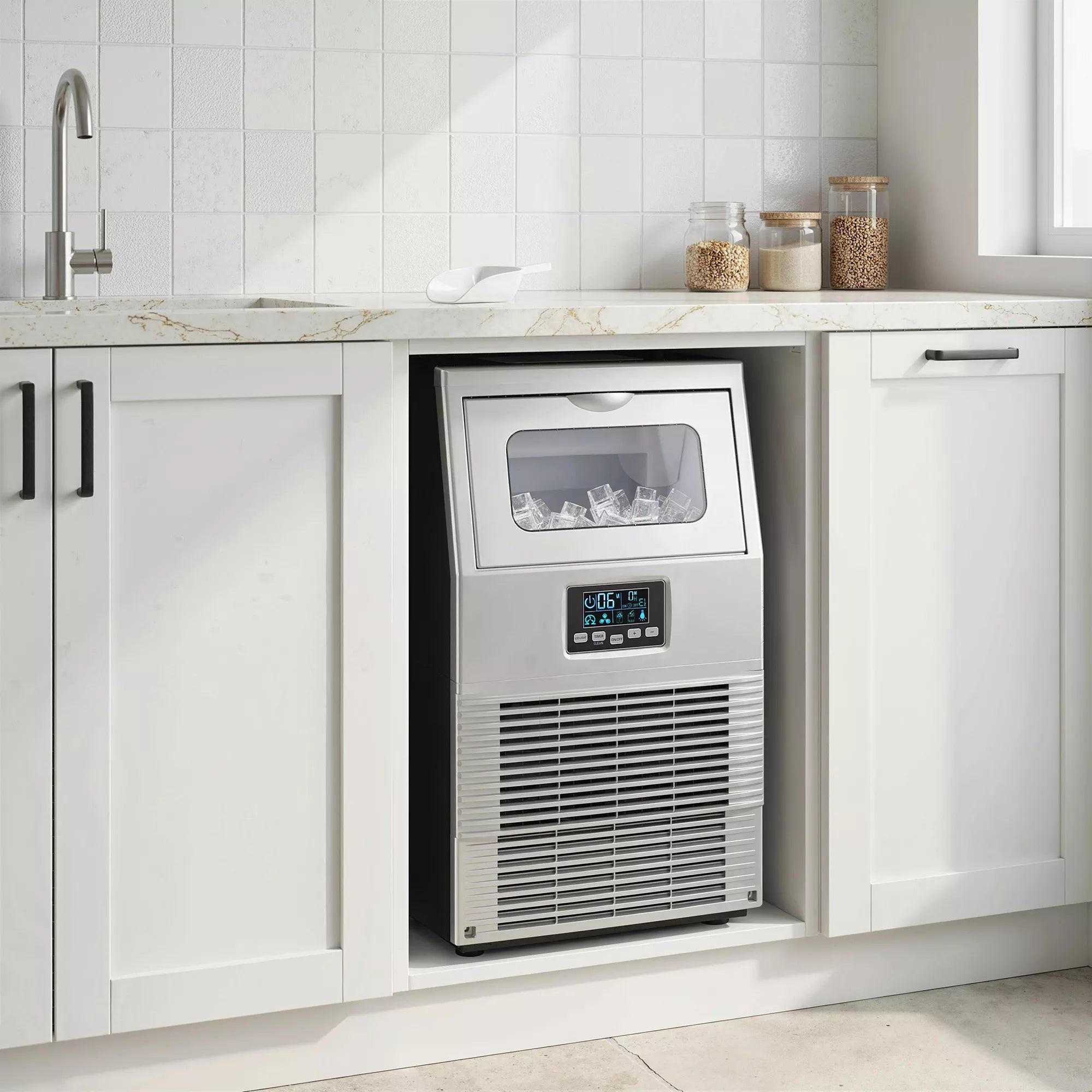 Komercinis ledo kubelių gaminimo aparatas su LED apšvietimu ir semtuvu, sidabrinis