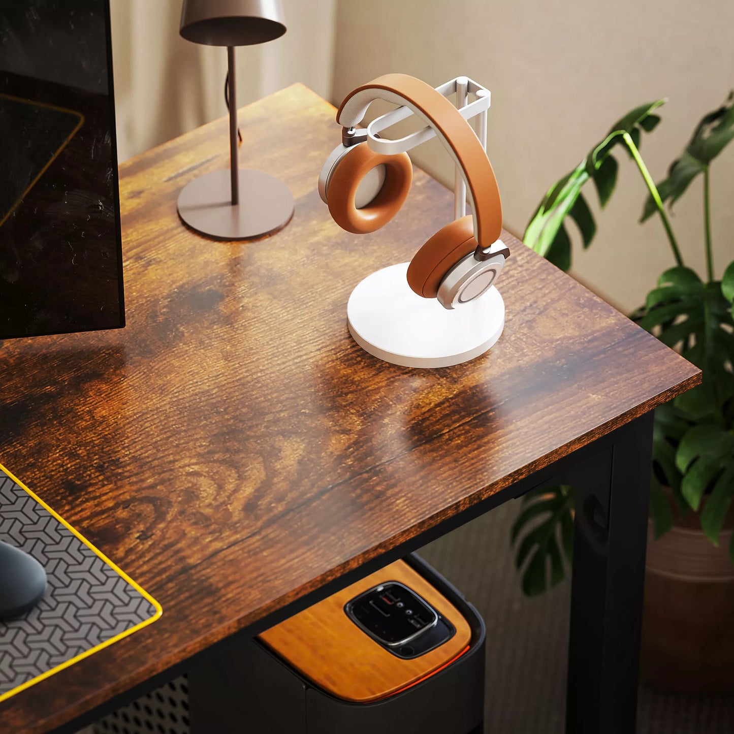 Rašomasis stalas, kompiuterio stalas, rustiškas dizainas, daug vietos, drožlių plokštė, rudos spalvos