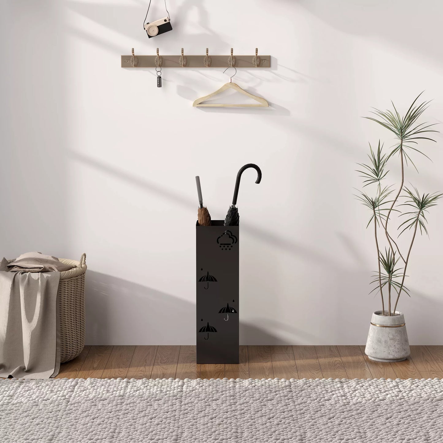 Juodas metalinis skėčių stovas, 4 kabliukai, su debesėlių ir skėčių raštu, lašų surinkimo padėklas
