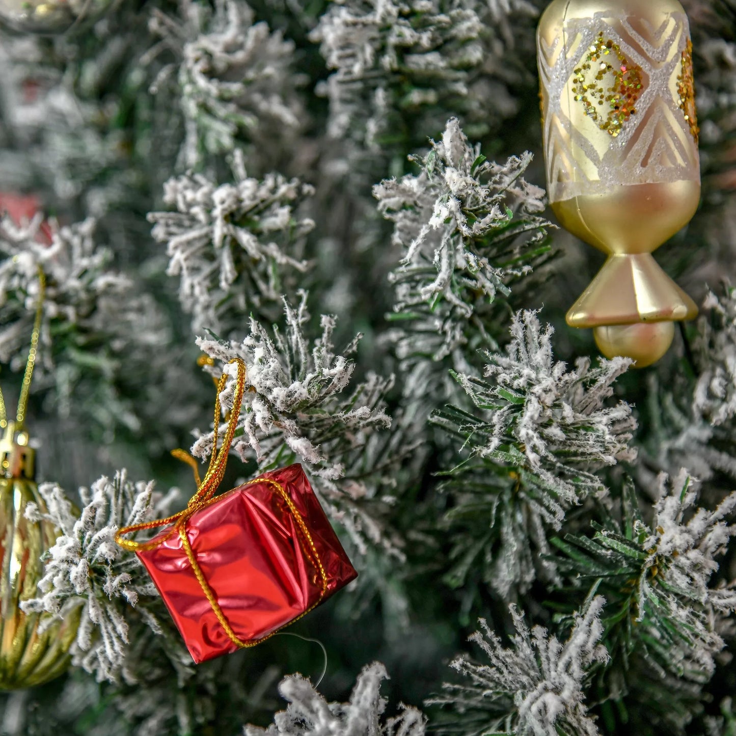 Dirbtinė Kalėdų eglutė 180 cm, plona pušis su sniegu, 492 šakos, vidaus naudojimui