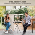 Žmonės sėdi prie pilko bistro komplekto