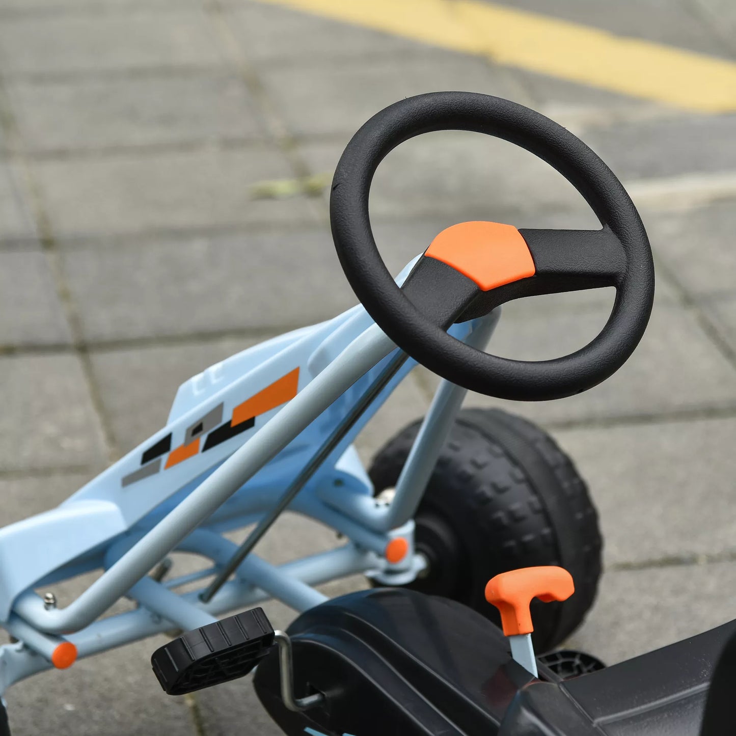Pedalinis kartingas (Gokart) su rankiniu stabdžiu, reguliuojama sėdyne, važiavimu pirmyn ir atgal, vaikiškas pedalais varomas automobilis, žaislas vaikams nuo 3 metų, šviesiai mėlynas