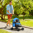 Vyras stumia mėlyną šunų vežimėlį parke