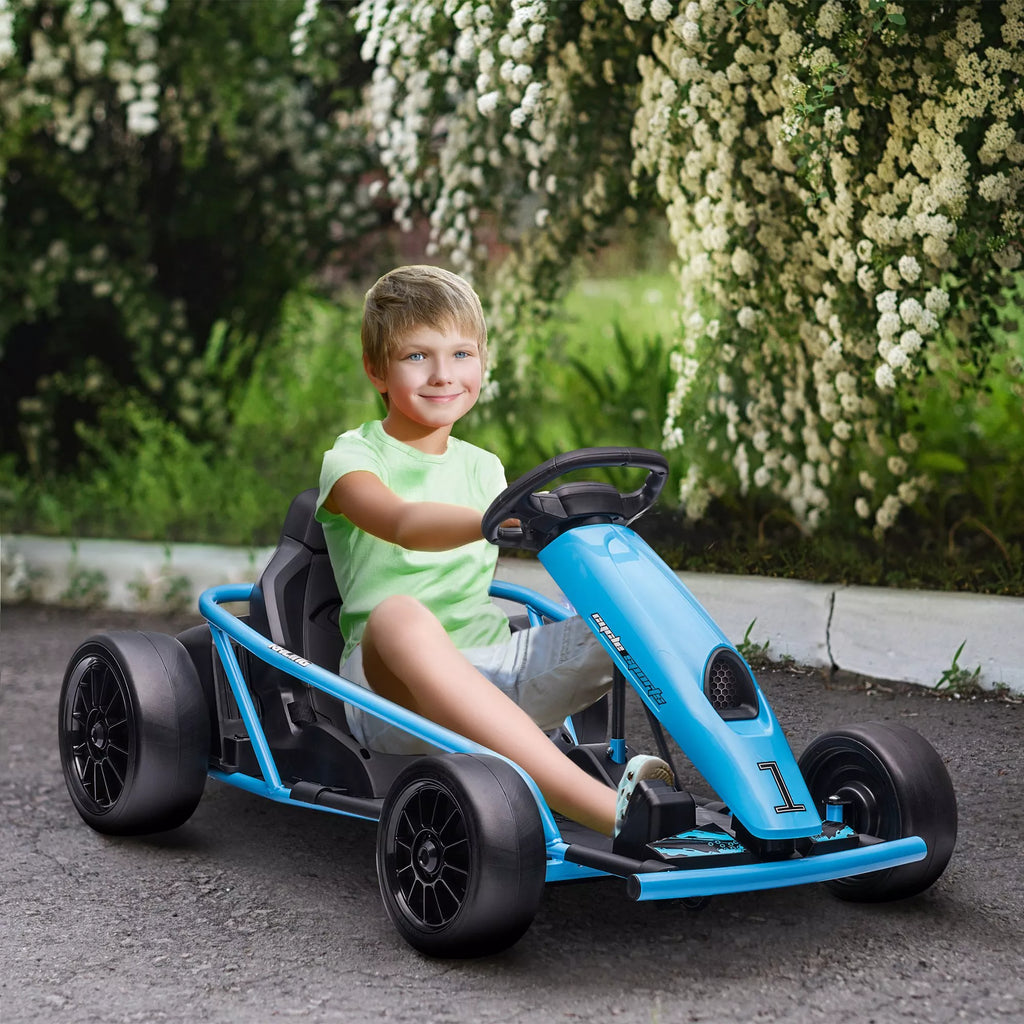 Berniukas važiuoja mėlynu elektriniu kartingu lauke