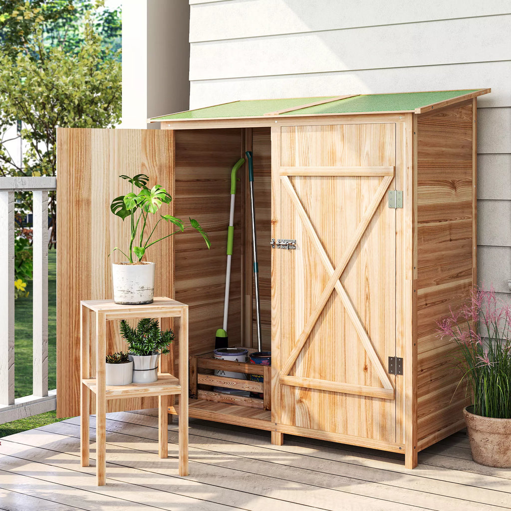 Atvira šviesios medienos sodo spinta su įrankiais viduje lauko terasoje