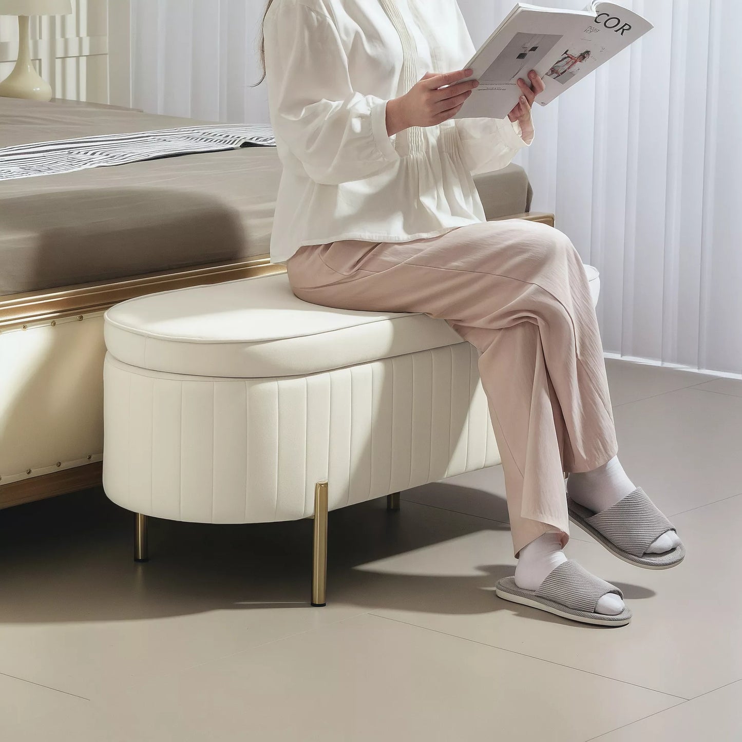 Suolas su atlenkiamu dangčiu ir daiktadėže, audinio apmušalas, metalas, kreminė balta + auksinė