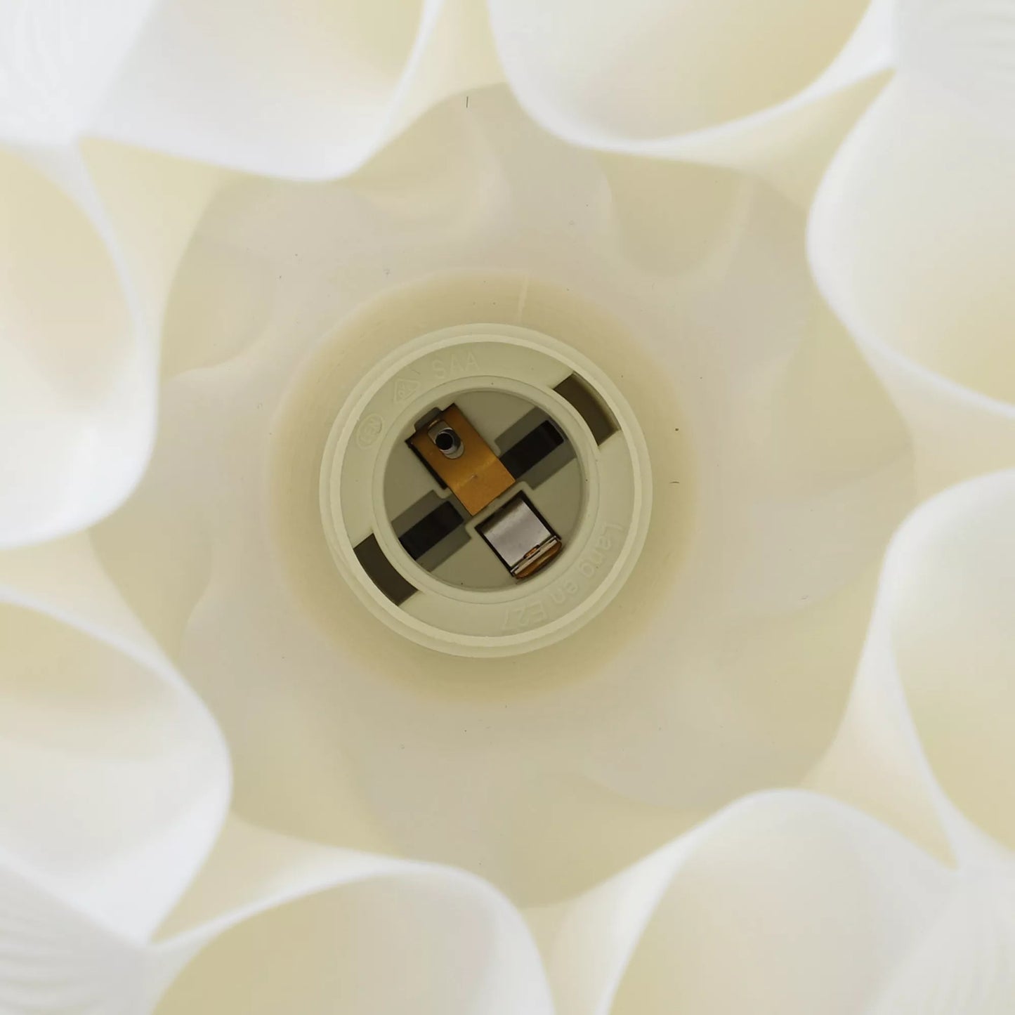 3D spausdinta balta lempa su žiedlapių formomis, pagaminta iš plastiko, energiją taupanti