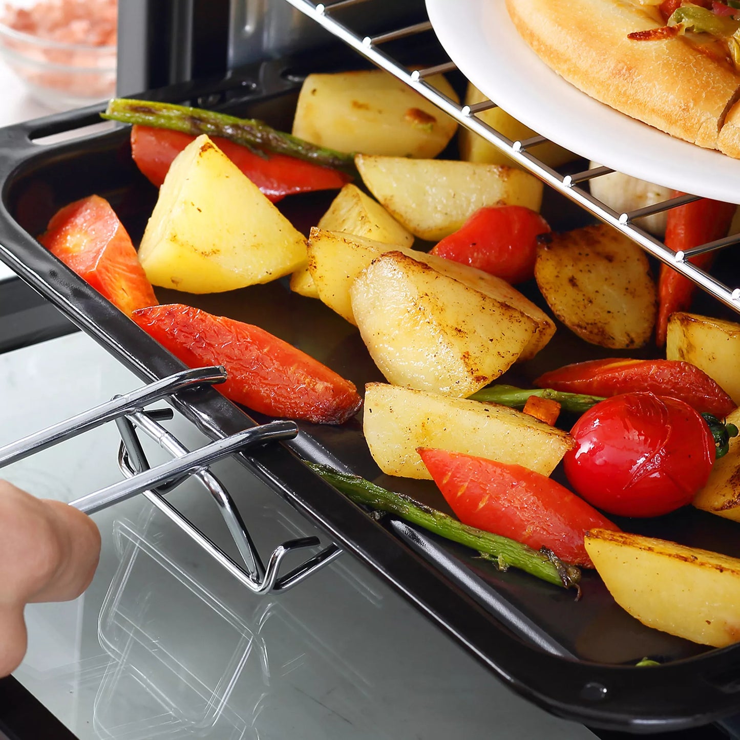 Miniorkaitė, skrudintuvo krosnelė, laikmatis, grotelės, kepimo skarda, stiklinis langas, metalas, juoda