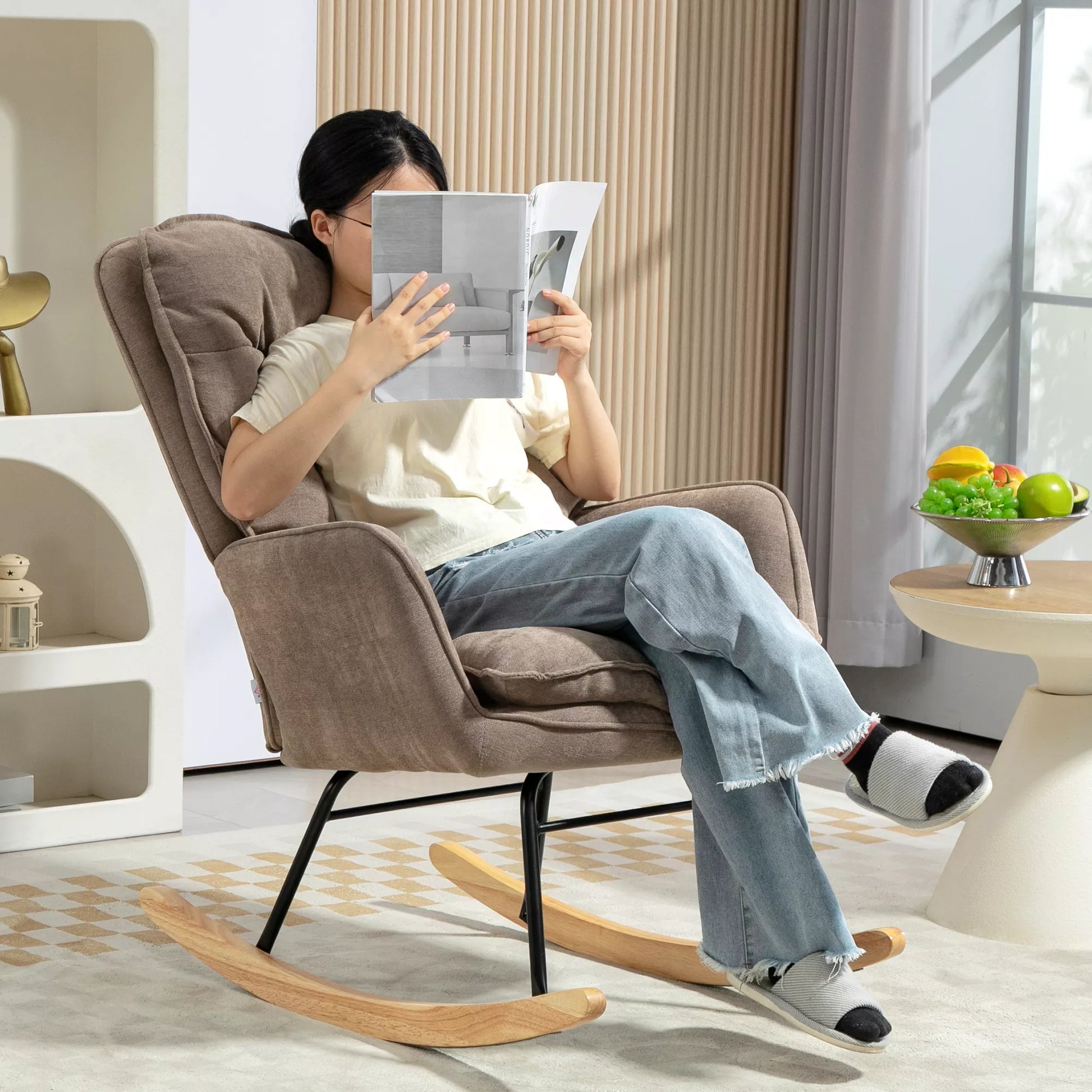 Sūpynės kėdė, plati sėdimoji dalis, aukšta atlošimo dalis, bukmedžio rėmas, iki 120 kg, ruda