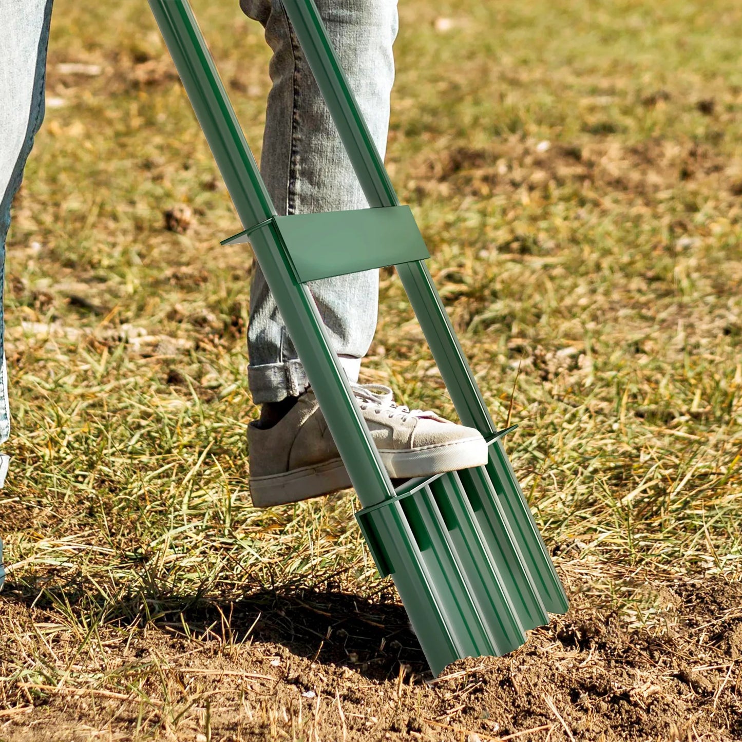 Rankinis vejos aeratorius 30 cm pločio su neslystančia rankena sodui ir kiemui, tamsiai žalias