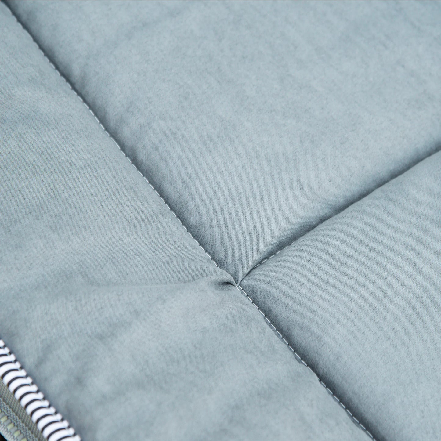 Sulankstoma stovyklavietės lova su čiužiniu ir nešiojimo krepšiu, 188 x 64,5 x 53 cm. Svečių lova, atlaikanti iki 150 kg. Stovyklavietės gultas suaugusiems. Sulankstoma lova lauko reikmenims, sodui, stovyklavimui, kelionėms. Šviesiai pilka.