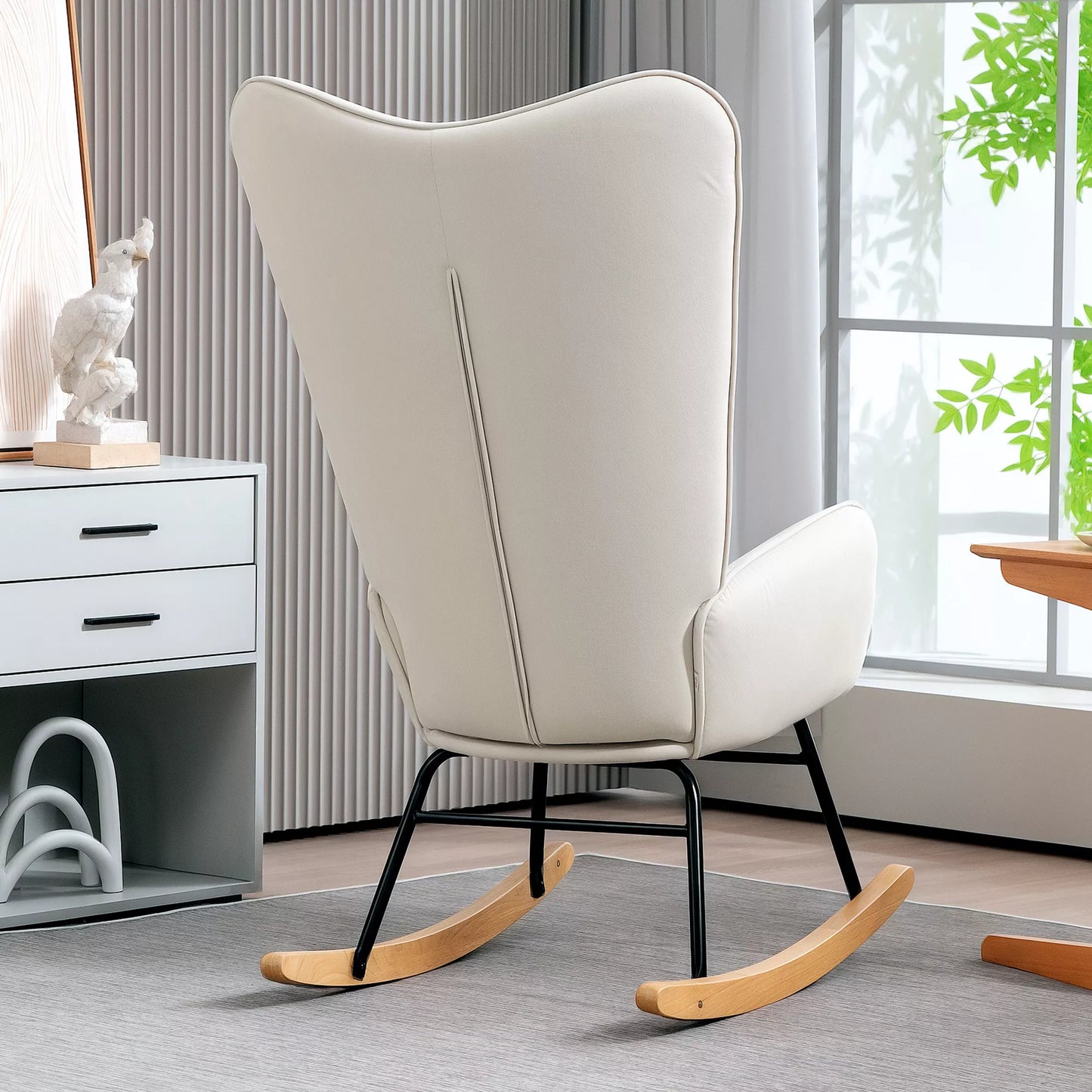 Supama kėdė, minkštas aksomo išvaizdos apmušalas, su juosmens pagalvėle, atlaiko iki 120 kg, 67 x 85 x 112 cm, kreminės baltos spalvos