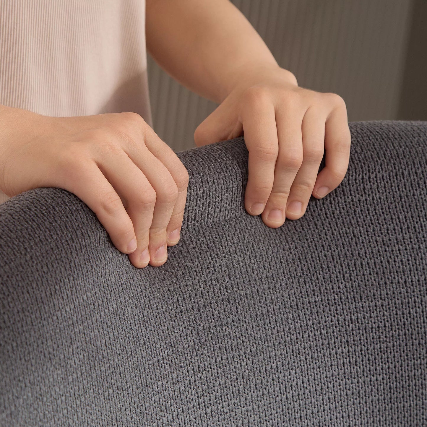 Modernus sparnuotosios kėdės stiliaus fotelis, aukšta atlošo atrama, storas paminkštinimas, metalinės kojelės, pilkos spalvos