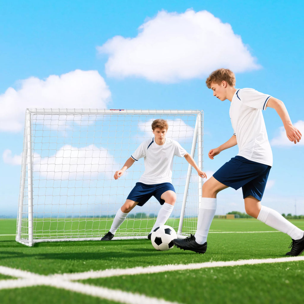 Vaikinai žaidžia futbolą prie baltų vartų
