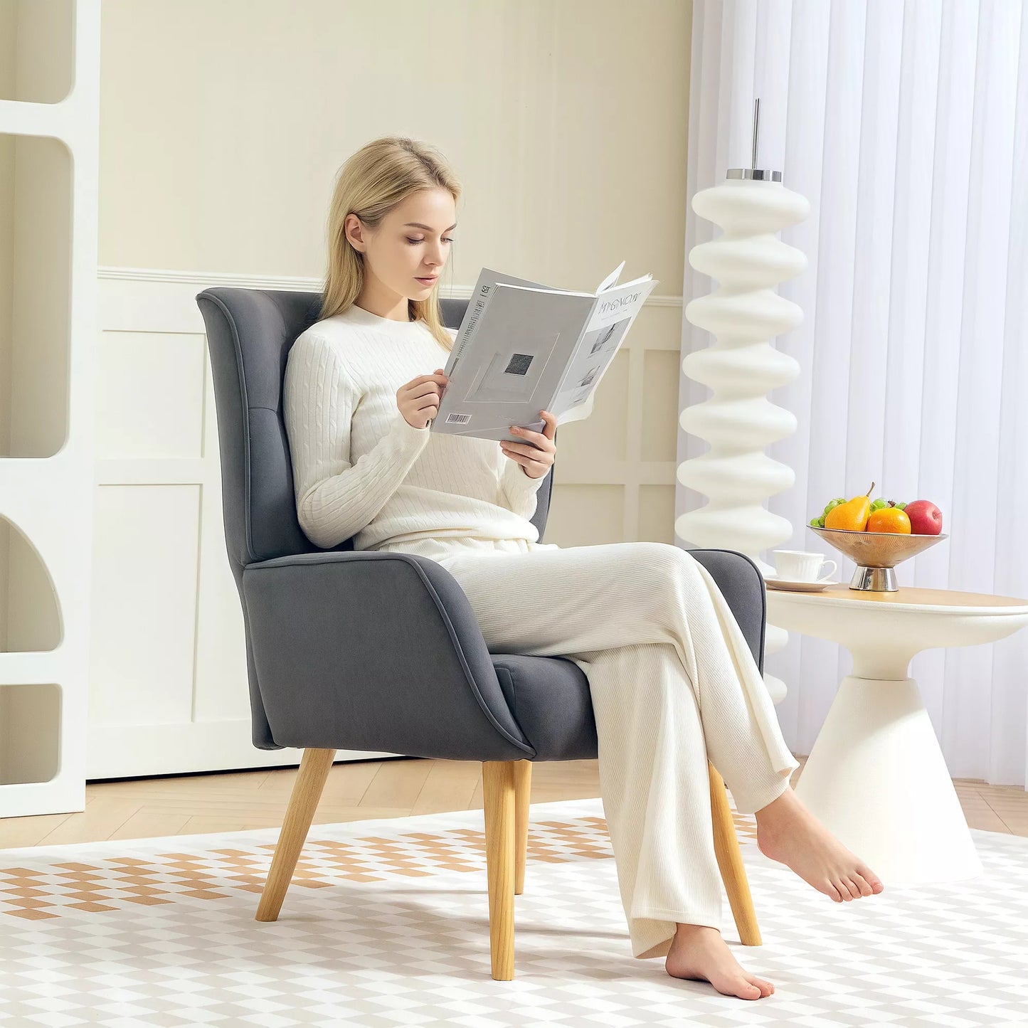 Svetainės fotelis su dygsniavimu, minkšta aksominės išvaizdos apmušalo danga, atlaiko iki 120 kg, pilkas